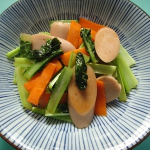 小松菜と人参と魚肉ソーセージの炒め物